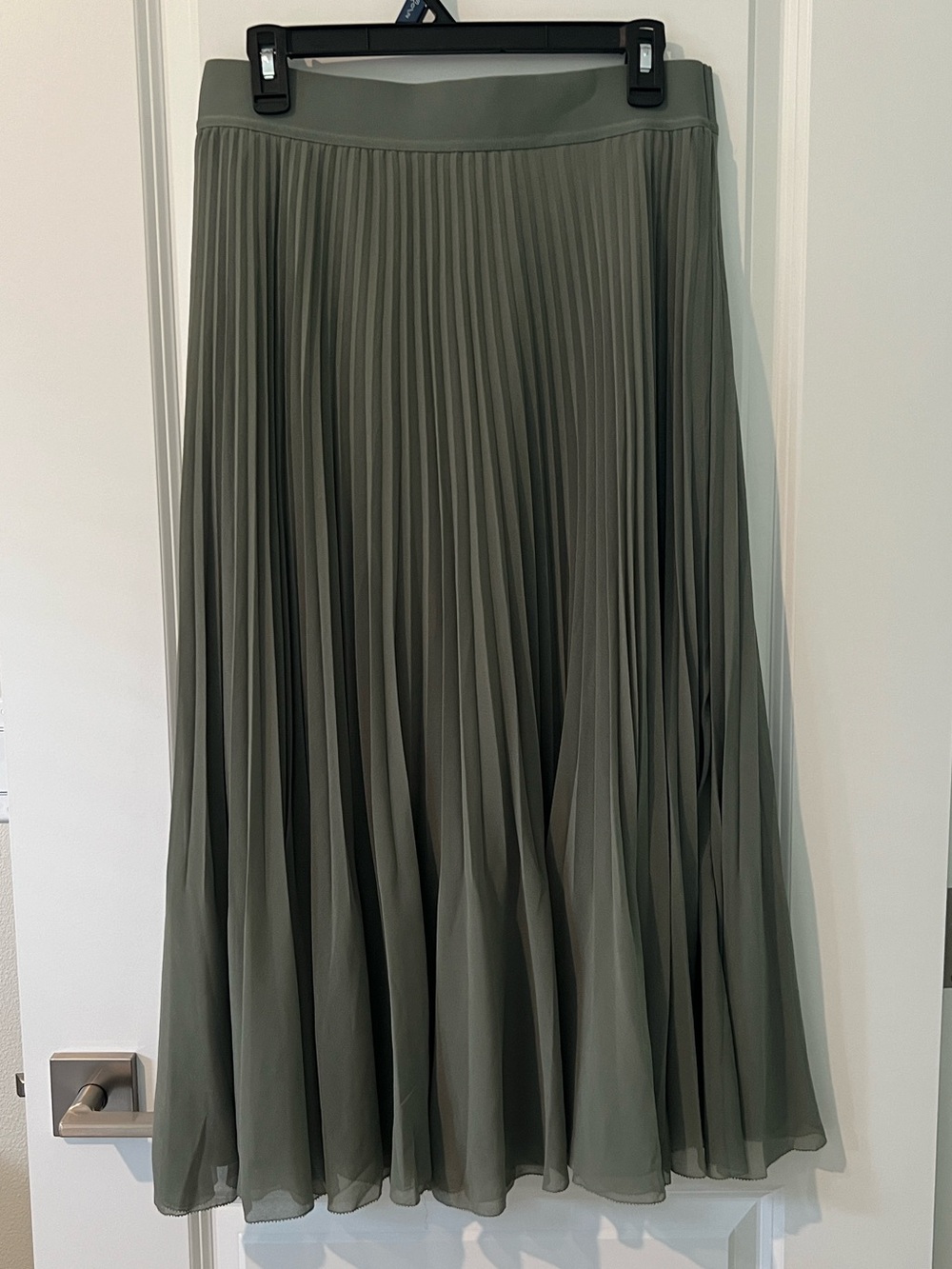 Aritzia Wilfred Twirl Pleated Skirt in Olive Green